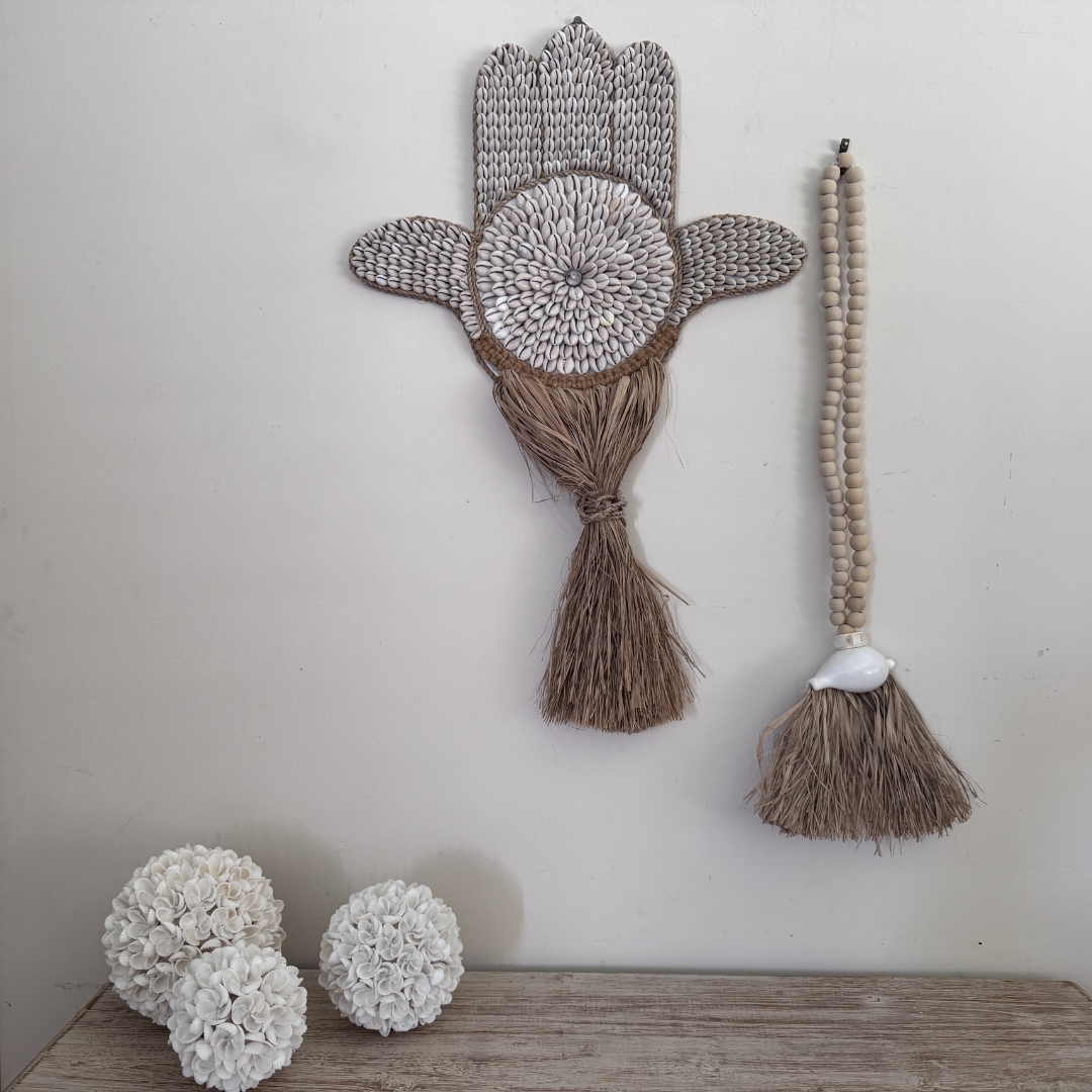 Decorative pineapple-shaped mat with white bead pattern and wooden top on a white background