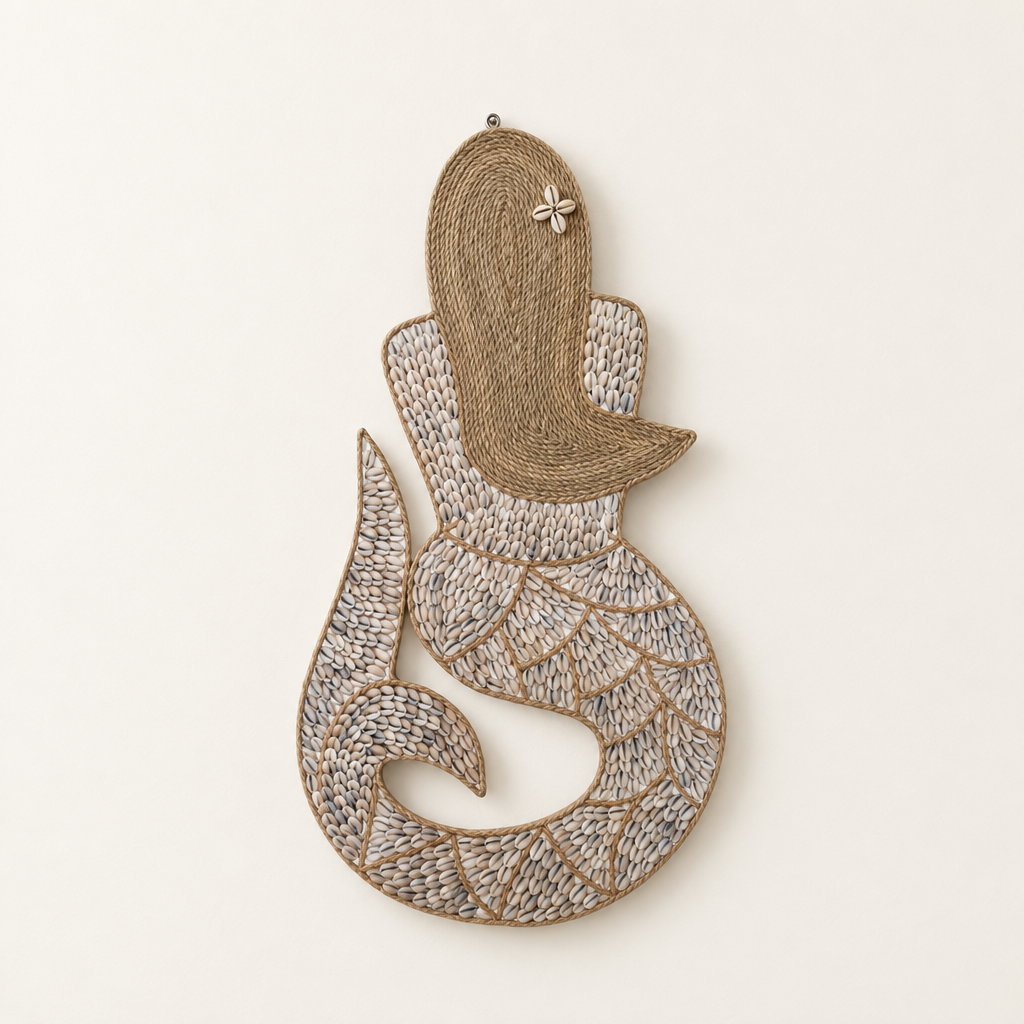Woven natural jute hair, a small flower detail and a curled tail with a beige patterned finish