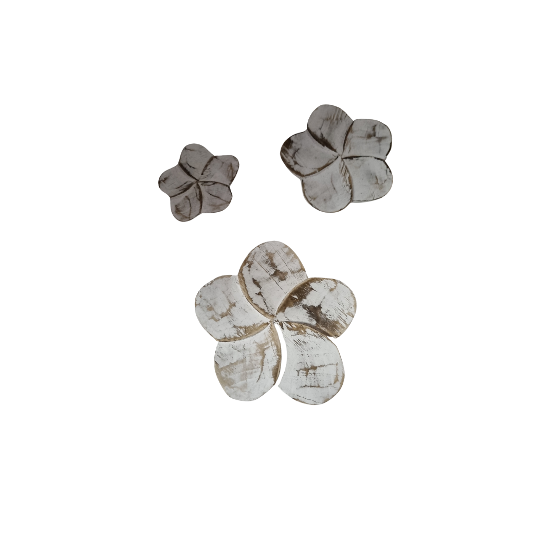 Wooden Daisy Flower Bundles – whitewash finish showing small, medium and large sizes, hand carved petal detail